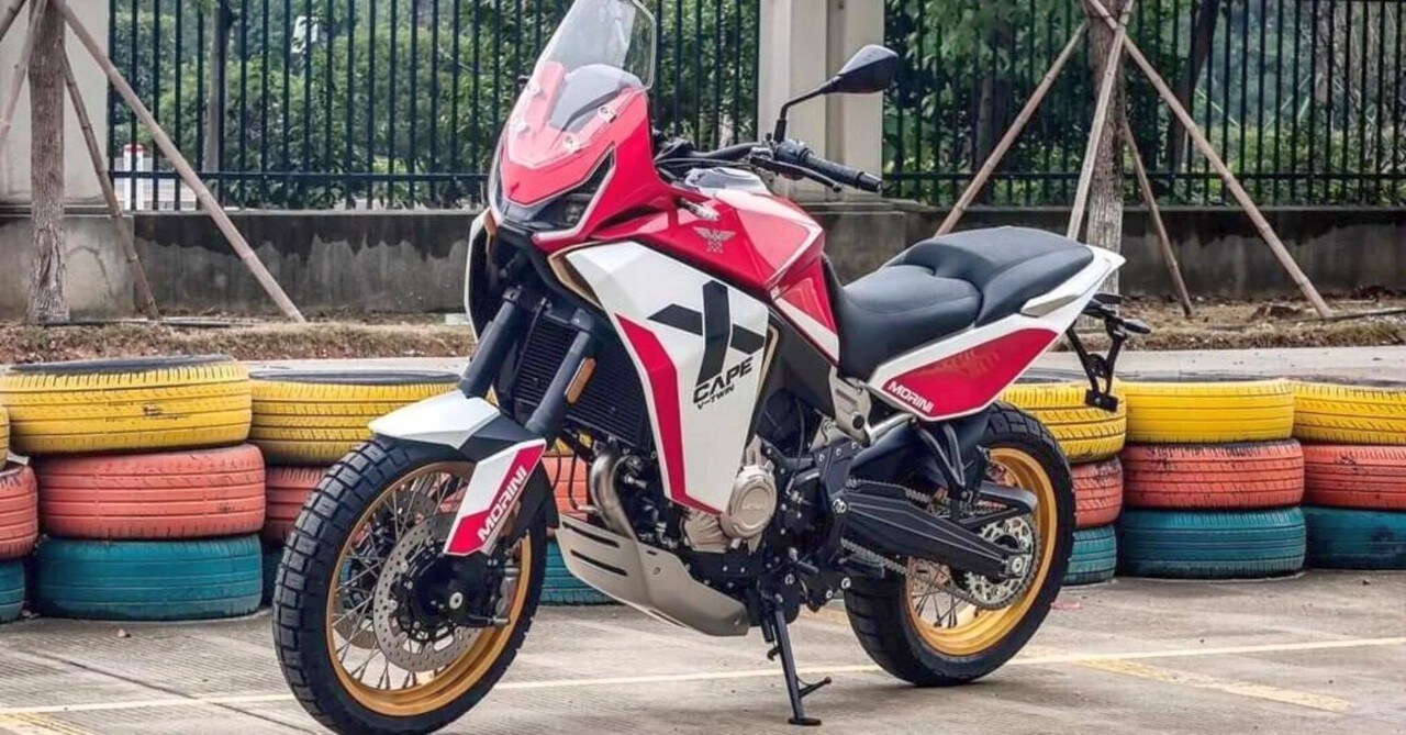 <div class='descrGalleryTitle'>Moto Morini X-Cape 1200</div><div class='descrGalleryText'><p>Anche lei è stata paparazzata più volte. L’idea di trapiantare il motore più grande e premium a disposizione del brand italo-cinese sul modello di maggior successo della Casa è ovviamente naturale, ma poi bisogna fare i conti con le difficoltà di realizzare una Adventure credibile anche in off-road (come la X-Cape 649 è) con pesi, dimensioni e potenza completamente diversi. Moto Morini ha appena ampliato la sua gamma con la custom Calibro, ma certo vuole avere un’ammiraglia più in linea con la sua produzione attuale di quanto non fossero le precedenti Milano e Scrambler. Gli annunci e le foto che circolano in rete sembrano confermare le attese!</p>
</div>